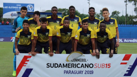 Alineación de la selección ecuatoriana Sub 15 que jugó ante Argentina. 