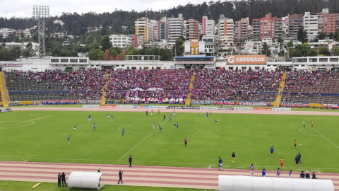 La hinchada del Deportivo Quito acompañó al equipo en el partido ante Ciudad del Valle. 