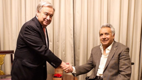 El presidente Lenín Moreno estrecha la mano del secretario general de la Organización de las Naciones Unidas, António Guterres.