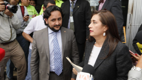 Andrés Michelena y Johanna Pesantes presentaron la denuncia en la Fiscalía de Pichincha.