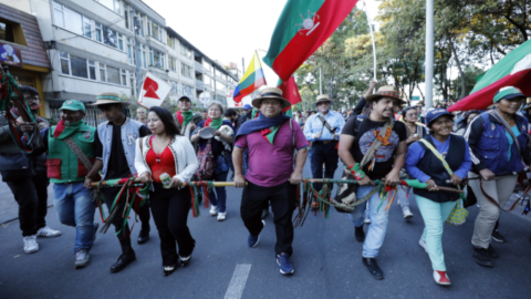 Manifestantes caminan por las calles de Bogotá durante una jornada de protestas contra el gobierno de Iván Duque.