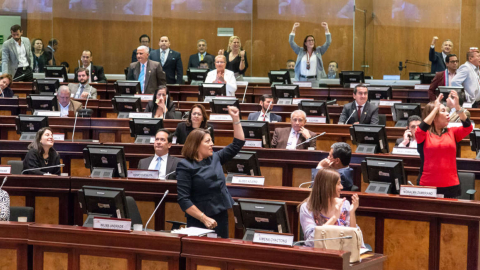 Asambleístas festejan los resultados de la votación sobre la reformas del Código de la Democracia, en la sesión de 3 de diciembre de 2019.