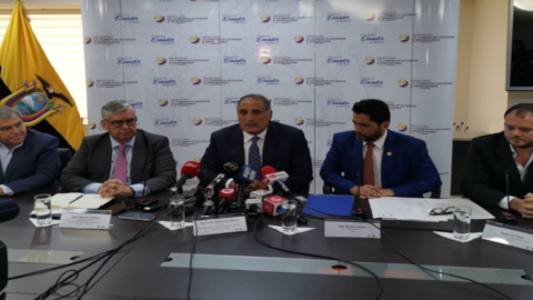 El vocero del sector pesquero del país, Bruno Leone (centro) y el ministro de Comercio Exterior, Iván Ontaneda (derecha) ofrecieron una rueda de prensa en Guayaquil.