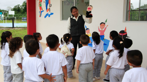 Imagen referencial de un profesor del sistema de educación público ecuatoriano.