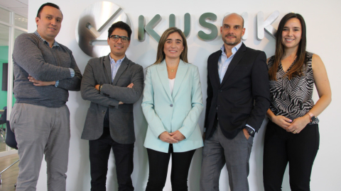 Daniela Espinosa (c), gerente general de Kushki y su equipo.