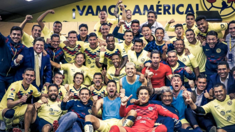 Jugadores del América de México celebran su victoria ante el Morelia. 