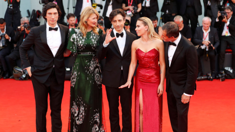 Adam Driver, Laura Dern y Scarlett Johansson, quienes actúan en 'Marriage Story', junto al director de la película, Noah Baumbach, y el productor del filme David Heyman.