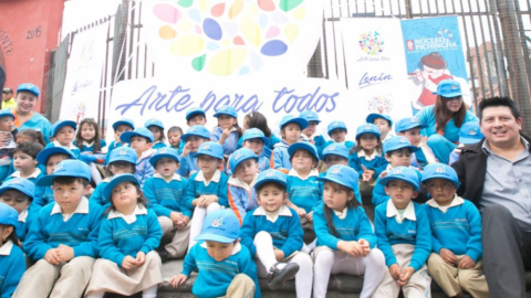 Parte de los 300 niños que participaron en este acto de presentación de resultados del proyecto 'Arte para todos'.