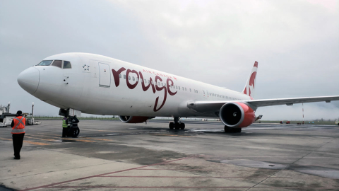 La principal aerolínea canadiense inició operaciones sin escalas entre Toronto y Quito.