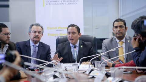 Franco Romero (BADI), Daniel Mendoza (AP) y César Solórzano (BIN) durante una reunión de la Comisión de Régimen Económico.