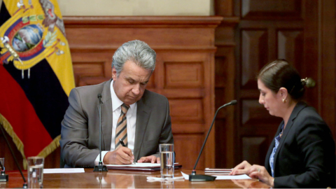 Foto de referencia: el presidente Moreno, junto a Johana Pesántez, secretaria jurídica de la Presidencia, firmando un decreto ejecutivo, en octubre de 2017.