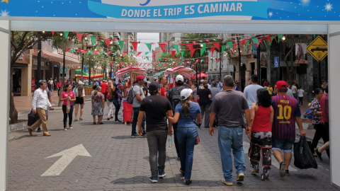 Ciudadanos caminan por avenida 9 de Octubre, en el centro de Guayaquil.