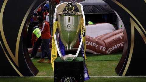 El trofeo de la LigaPro en la final entre Delfín y Liga de Quito, en 2019.