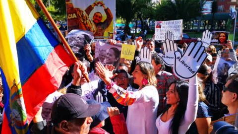 Simpatizantes de Paola Pabón y Virgilio Hernández en las afueras de la audiencia.