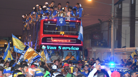 Miles de aficionados manabitas celebraron el título del Delfín en la caravana que recorrió gran parte de Manta.