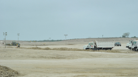 Entre las obras tempranas en la Refinería del Pacífico estuvo el movimiento de tierras para la implantación del proyecto.