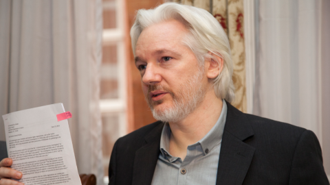 Imagen de archivo del hacker australiano, Julian Assange, quien pasó siete años en la embajada de Ecuador en Londres. 