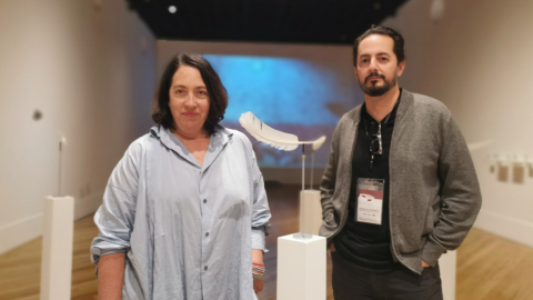 La artista Manuela Ribadeneira y el curador Rodolfo Kronfle en medio de la obra 'Sobre la dirección en la que sopla el viento'.