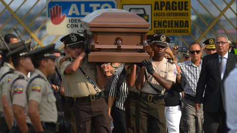 El féretro con los restos del ecuatoriano Douglas Miguel Rodríguez Barzola.