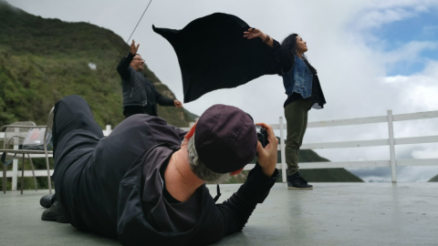 Daniel Mordzinski mientras le toma una fotografía a la poeta Aleyda Quevedo.