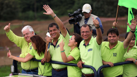 Rafael Correa y Jorge Glas, durante la campaña electoral de 2013, junto a Fernando Cordero.