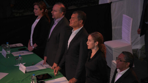 Richard Espinosa y Rafael Correa (centro) en un evento del Seguro Social, el 31 de marzo de 2015.