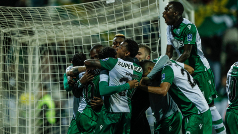 Los jugadores del Sporting festejan el gol marcado por el ecuatoriano.