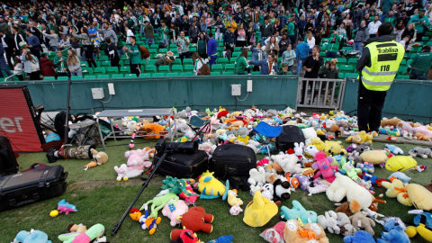 Los hinchas del Beris arrojaron miles de peluches al campo de juego.