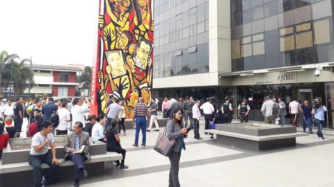 Momentos de la evacuación de la Unidad Judicial Valdivia, en Guayaquil.