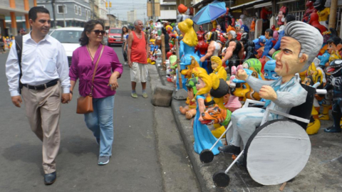 Ciudadanos caminan por la avenida 6 de Marzo, en Guayaquil, para observar monigotes