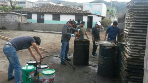 Imagen referencia. Efectivos de la Policía Nacional realizan un decomiso de hidrocarburos que se comercializaban ilegalmente.