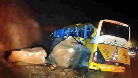 Rocas de gran tamaño se deslizaron y cayeron sobre un autobús interprovincial.