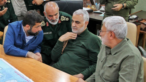 El general Qassim Suleimani, en el centro, comandante de los cuerpos de seguridad revolucionarios de Irán.  (C) the Quds Force 