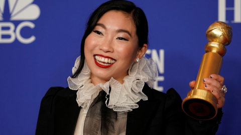 La actriz y cantante norteamerica Awkwafina ganó un Globo de Oro por 'The Farewell', como mejor actriz en comedia.