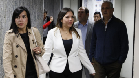 María Alejandra Vicuña junto a su abogada, Ana María Ontaneda, antes del inicio del juicio.