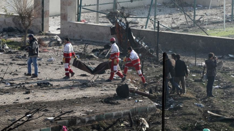 Equipos de rescate iraníes retiran cadáveres del lugar donde se estrelló el avión de UIA.