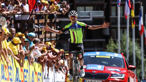 Alexander Cepeda ganó la última etapa y la más complicada del Tour de l'Avenir en Francia en 2019. 