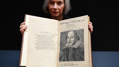 Un personal de Christie's con el Primer Folio de William Shakespeare que data de 1623 en la casa de subastas Christie's en Londres, Gran Bretaña, el lunes 13 de enero de 2020.