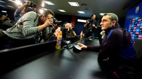 Ernesto Valverde en una conferencia de prensa, en sus últimos días en el FC Barcelona. 