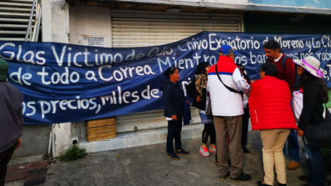 Manifestantes en favor de Jorge Glas en las afueras de la Secretaría de Derechos Humanos. 