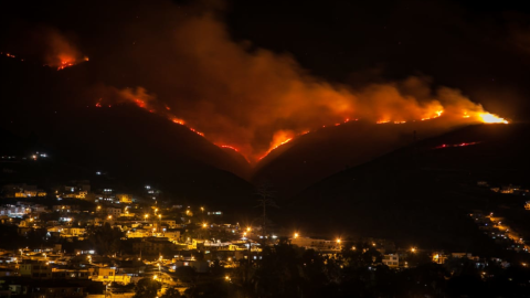 El incendio forestal en el cerro Casitagua ardió durante toda la noche.