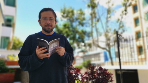 El escritor Juan Carlos Cabezas sostiene un ejemplar de su libro 'Formas de incendiar el día'.