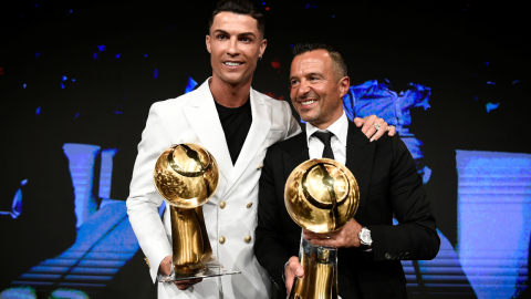 Jorge Mendes junto a Cristiano Ronaldo, en diciembre de 2019, en la entrega de los premios 'Globe Soccer', en Dubai.