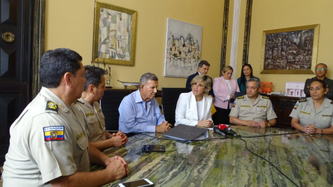 La alcaldesa Cynthia Viteri recibió al nuevo mando de la Policía Nacional en el Municipio de Guayaquil.