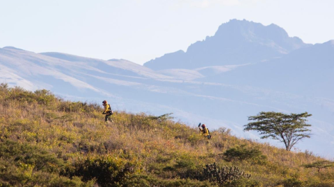 Las labores de enfriamiento del cerro Casitagua se realiza con personal de los bomberos sobre el terreno.