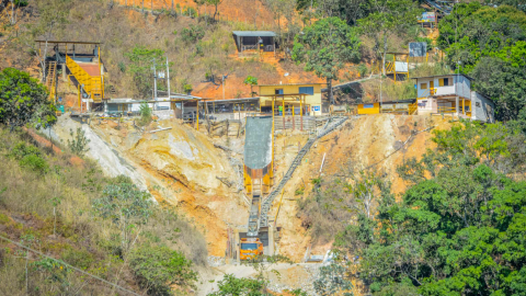 Uno de los campamentos mineros de concesiones regulares que son abordados por mineros ilegales en Portovelo.