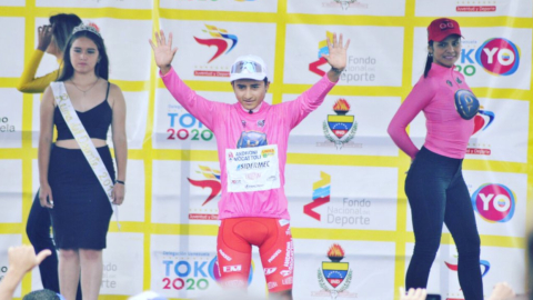 Alexander Cepeda con la camiseta rosada, como líder de los jóvenes en la Vuelta al Táchira. 