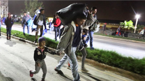 La caravana partió el miércoles desde Honduras. Viajan niños con el grupo.