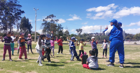 Niños de una casa hogar juegan en el parque Itchimbía de Quito, el 8 de agosto de 2019.