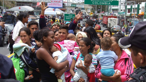 Fotografía del 26 de agosto de 2019. Numerosas familias venezolanas están a la espera de poder cruzar la frontera y entrar a Ecuador desde el Paso de Rumichaca, frontera con Colombia.